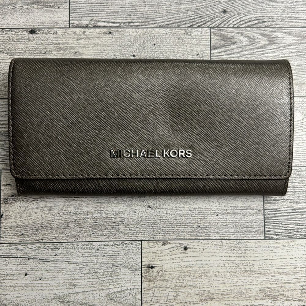 Michael Kors Jet Set Large Saffiano Leather Snap-Front Wallet